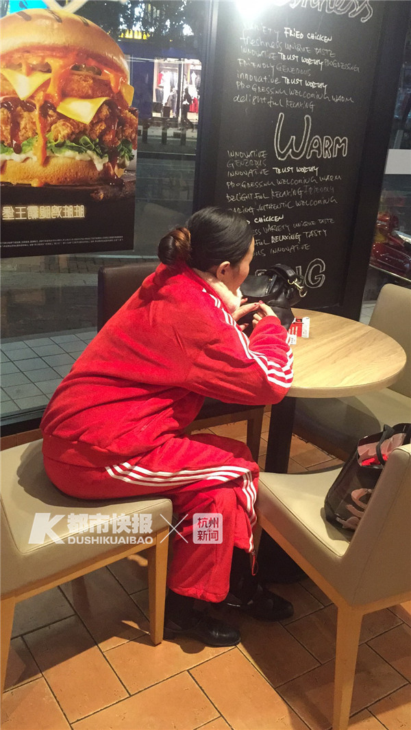 她是谁?为什么肚子这么大了,还经常在这家肯德基过夜?从不点单,都捡别人剩下的