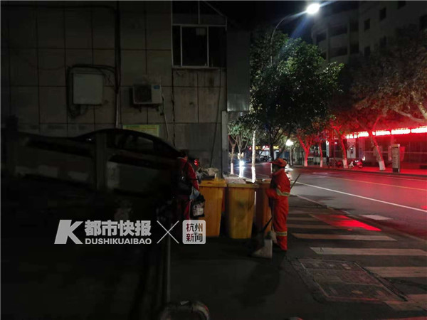 她是谁?为什么肚子这么大了,还经常在这家肯德基过夜?从不点单,都捡别人剩下的