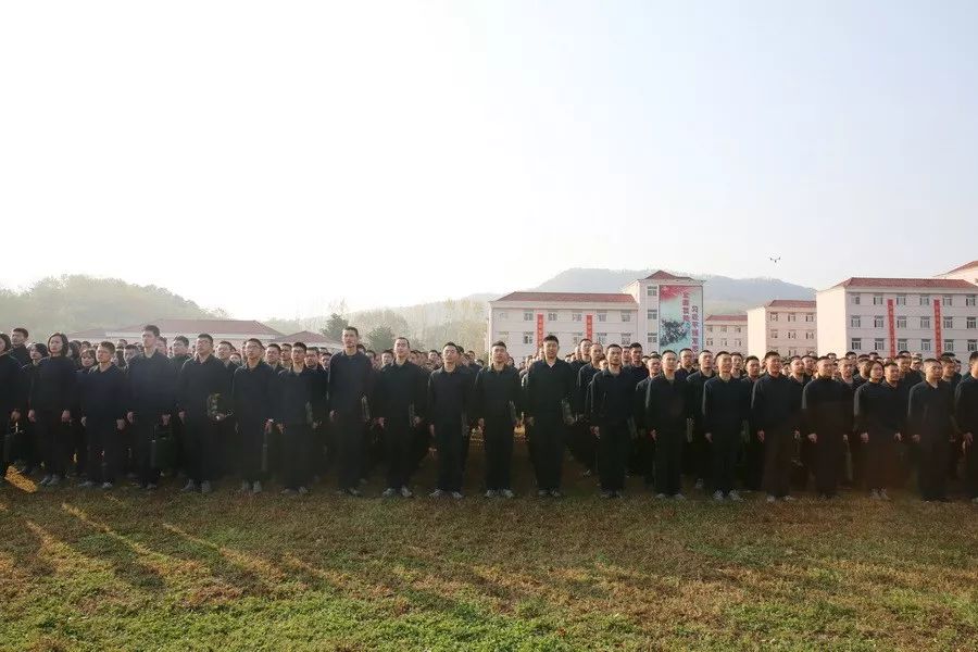 解放军运动会扛着炮跃过障碍,直击军体运动会