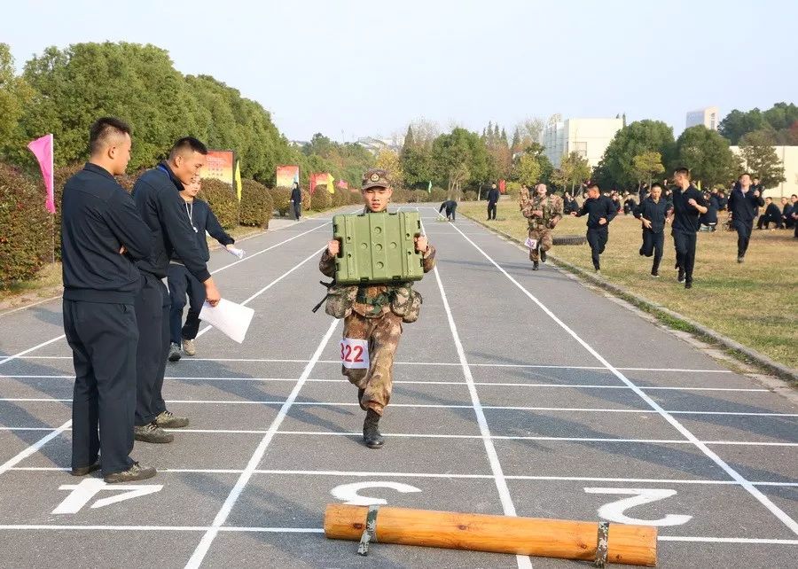 解放军运动会扛着炮跃过障碍,直击军体运动会