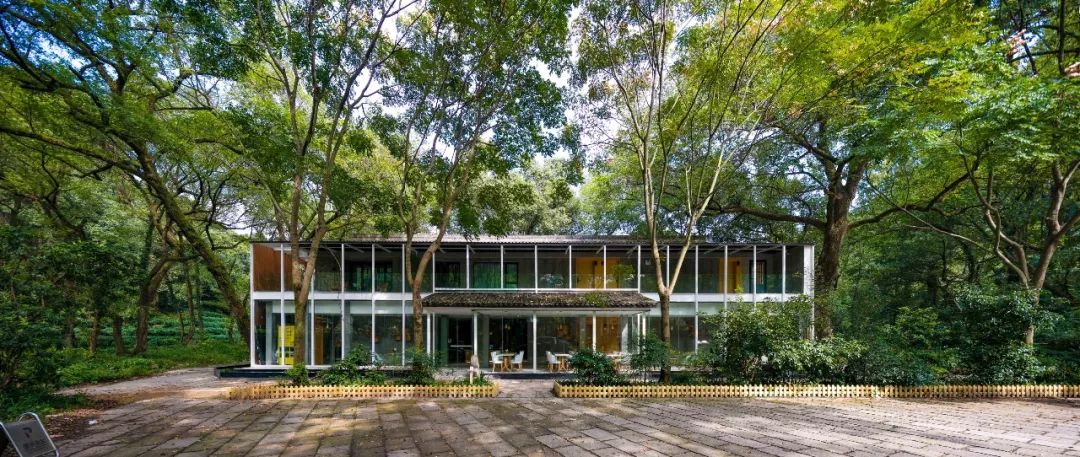 自称“射鸡师”！这个“不太正经”的设计师把酒店开了半个中国，今年终于到杭州了！