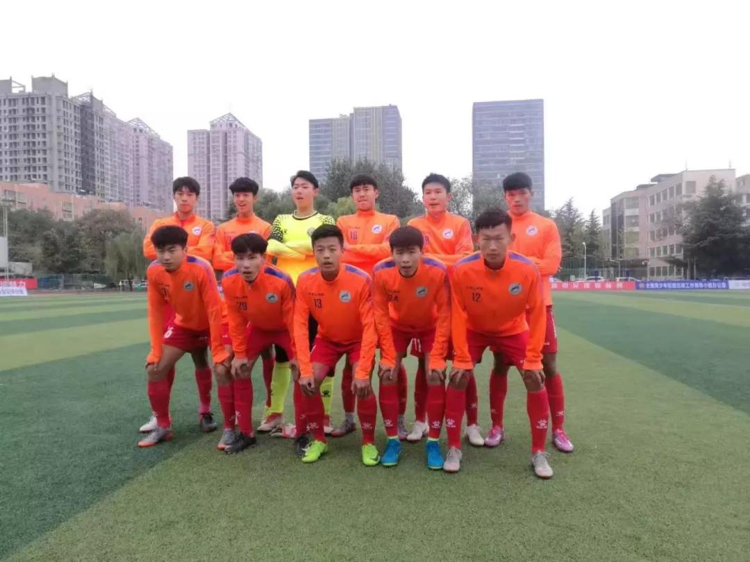 校园足球披荆斩棘突出重围,足球在学校怎么防丢有标记