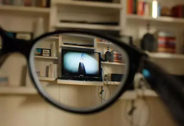 “眼镜儿”们的福利来啦！小编全程直播“全飞秒”激光近视手术！