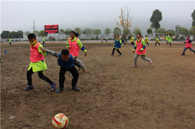 新晃：26校骨干教师围观课堂改革