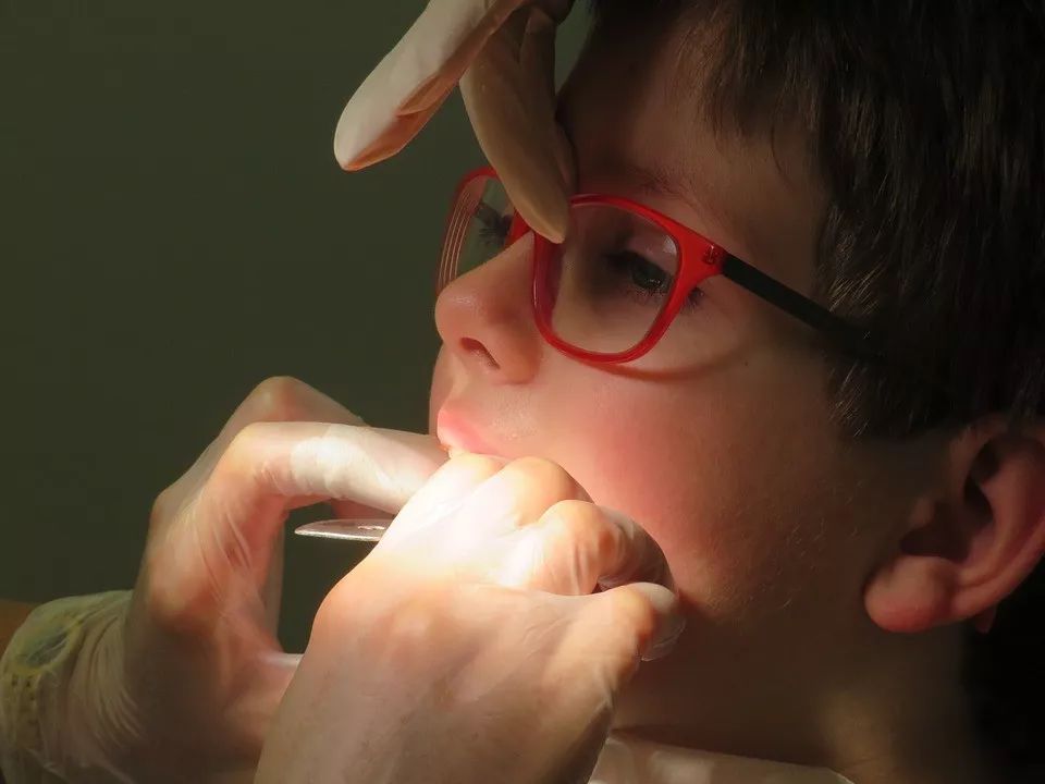 宝宝换牙齿一个牙齿怎么不齐,孩子牙齿如何长得整齐