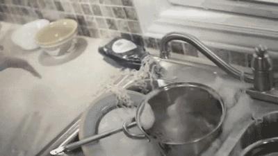 热水壶里的水渍怎么清理,热水壶有水垢可以喝么