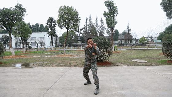 实用兵哥示范格斗术快来学两招,实用兵哥动图示范简单格斗术