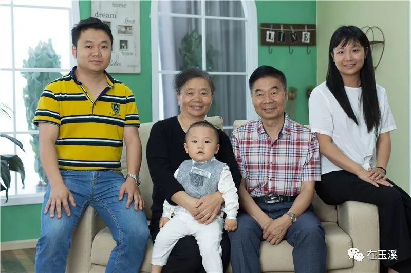 老照片里的故事合集,全家福老照片的故事