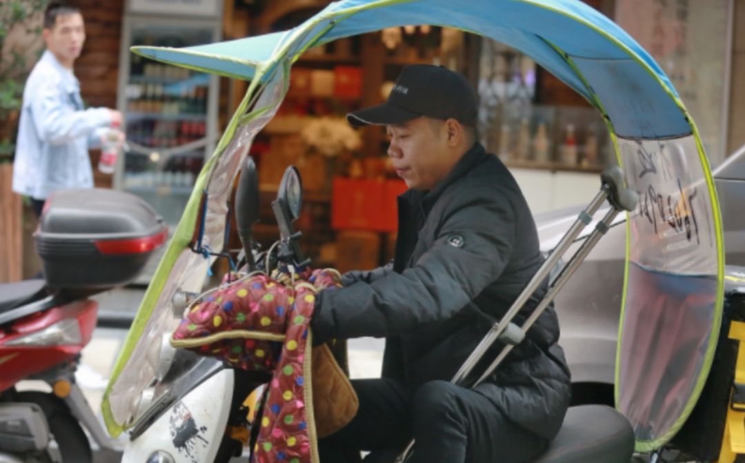 外卖小哥送餐途中跪地痛哭,泪目瞬间快递小哥