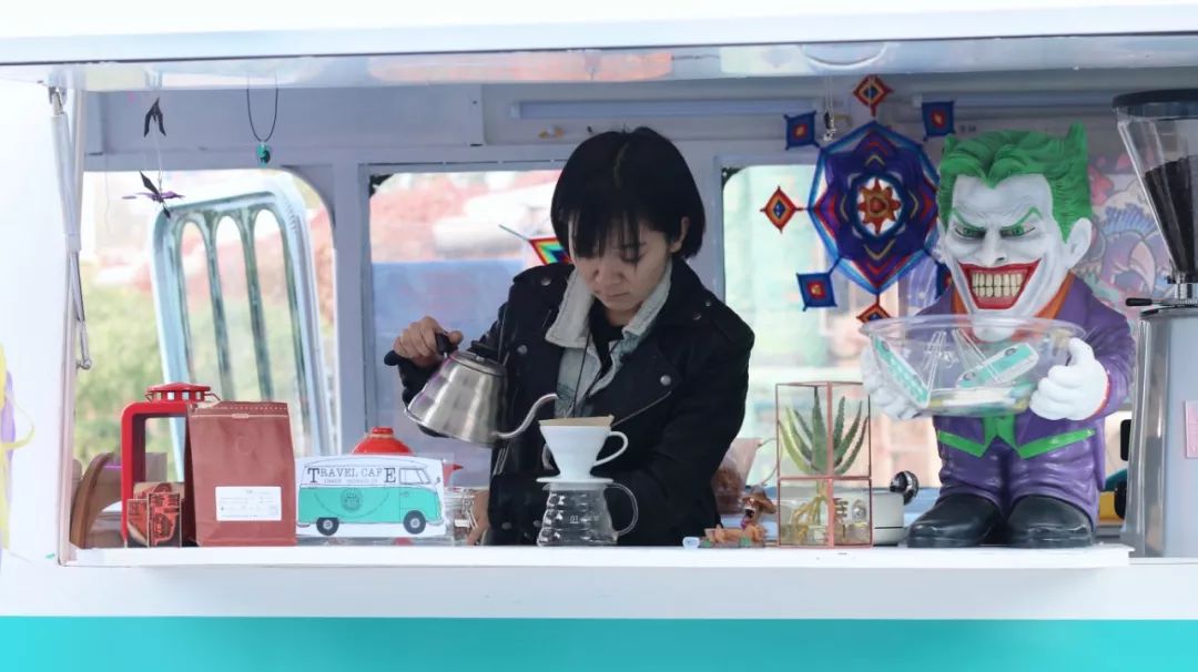 那个开着旅行咖啡车的女孩，暂别荒野重返都市