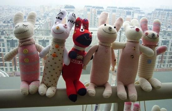 用袜子娃娃保持内心的孩子气，她的创意工坊拥有十几家代理商