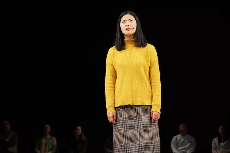 《大众力学》:泡沫般的表演梦滑稽而威严