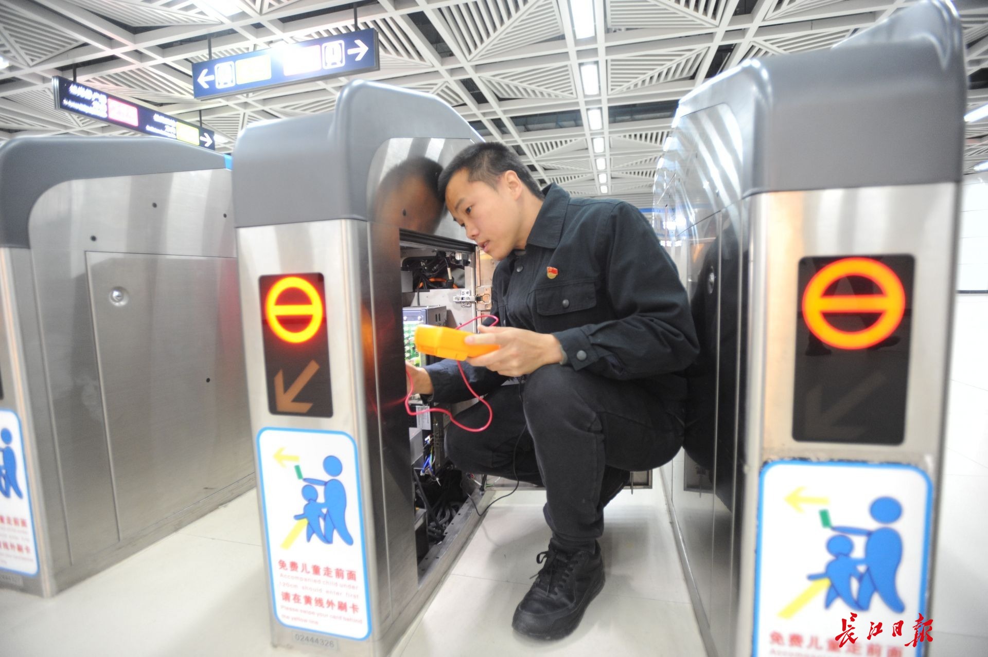 这场公交人和地铁人的“文明赶超”你站谁