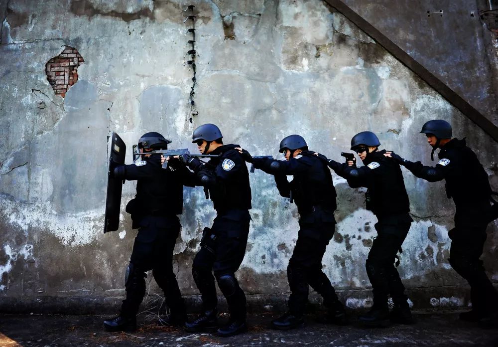 巡特警大练兵实战视频,上海金山分局特警冬季大练兵