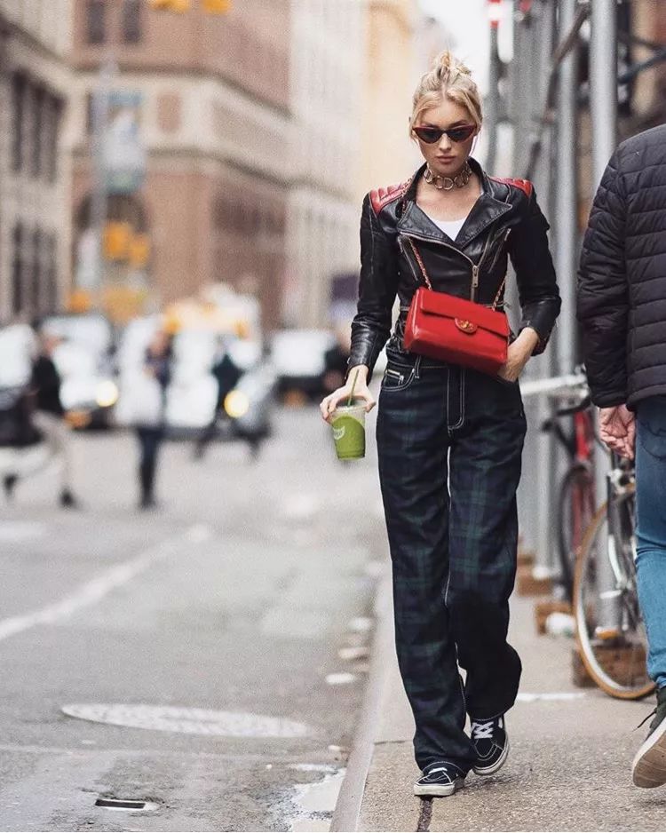 衣服越厚包越小,今年冬天衣服穿得越厚越时髦