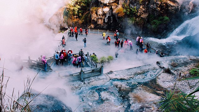 12月最火爆的热门旅行地，往北走，玩雪滑冰；往南走，温泉赏花