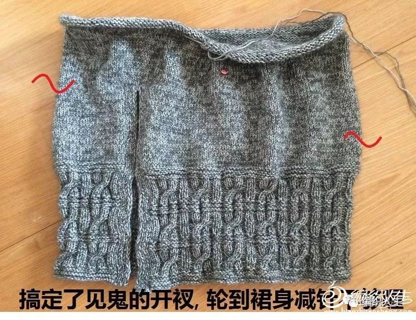 开叉直筒塌肩连衣裙+棒针小炫包，自己编织穿起来最大牌！