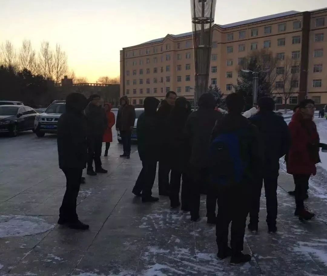 「哈师大·微分享」寒冬晨曦送温情心系我校考研生——我校*党**委书记辛宝忠亲切慰问考研学子