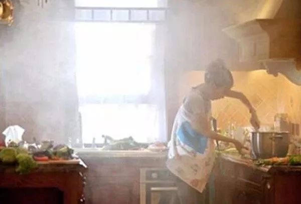 澄海老兄发现妻子没事总爱往这个小区跑，没想到是去干这个……