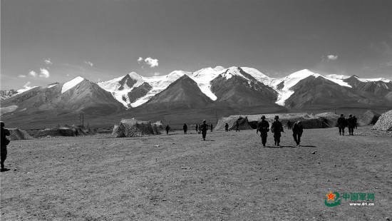 军旅微影像,军旅感人催人泪下的战友情视频