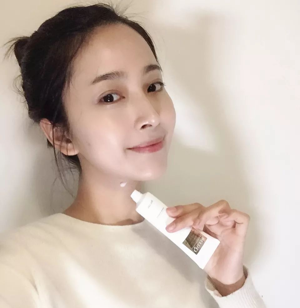 脖子长纹的女人,中年妇女脖子有几圈纹是怎么来的