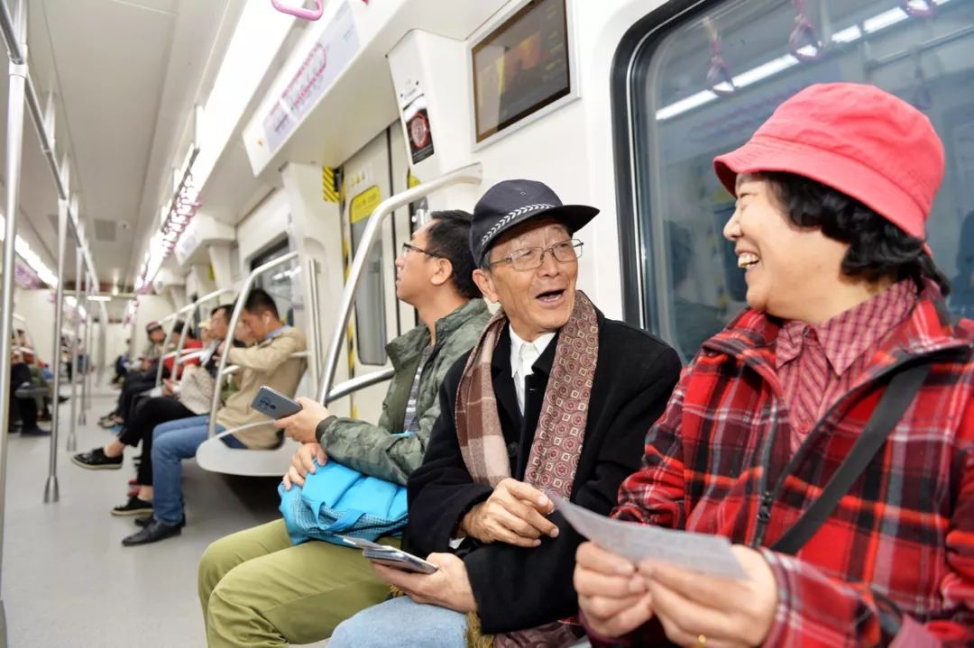 官宣！今天起坐天津地铁，可以用二维码扫码进站啦！现在还有优惠……