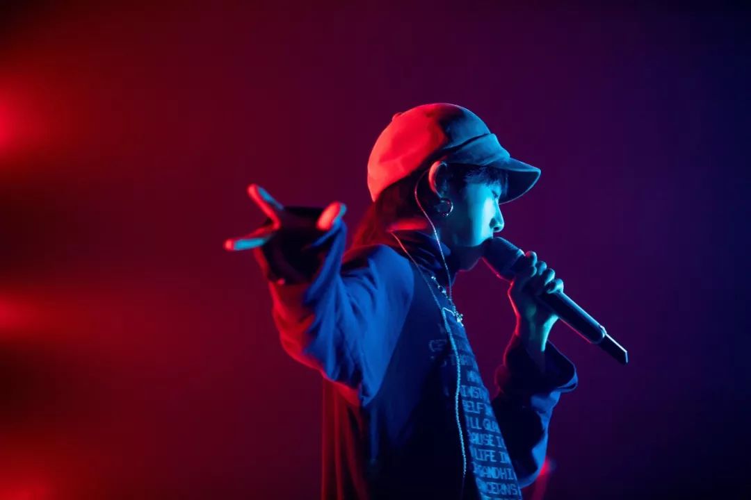 华晨宇我想和你唱出场让韩红羡慕,华晨宇20年跨年演唱会奔跑视频