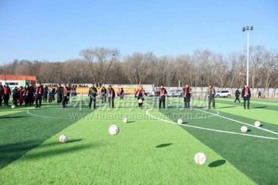 闃冲厜灏戝勾閫愭ⅵ璧涘満,闃冲厜灏戝勾鑱氳禌鍦烘縺鎯呴鎵睍椋庨噰