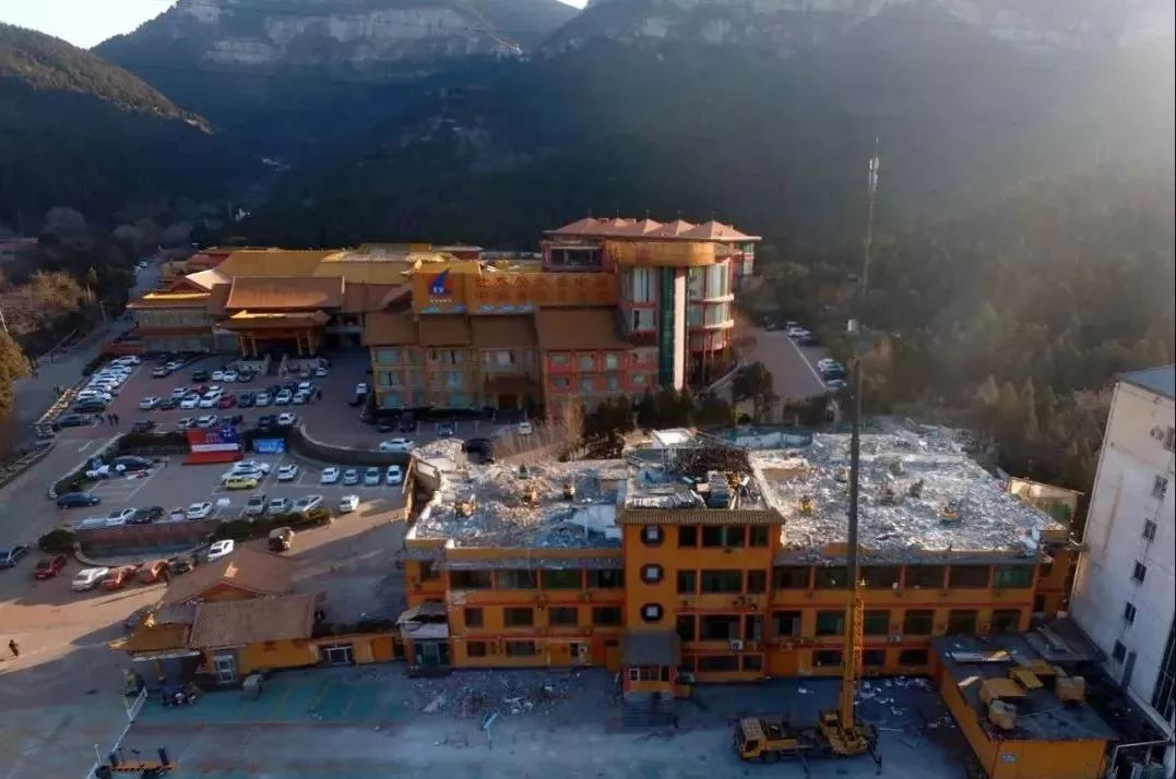 回顾2018，你的关键词是什么；开逛啦，济南新芙蓉街今起开门迎客；硬核！自行车与轿车相撞，竟把轿车车头撞扁了