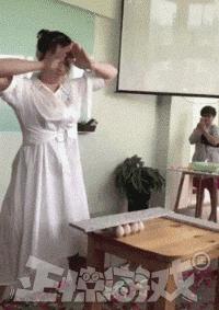 正经GIF囧图:女人不要和男人比骚,地铁上的泳装让人把持不住