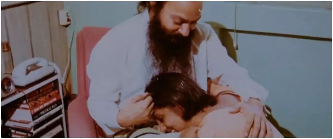 淫乱、*杀暗**、*听窃**、投毒残害近千人……此人罪行累累，却被包装成大师，出书600多本，影响至今