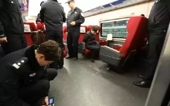 吸毒男,男子在高铁吸毒