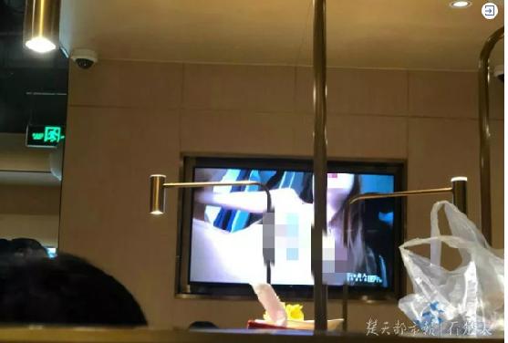 海底捞又出事了！餐桌旁电视突然*放播**大尺度视频！工作人员说……