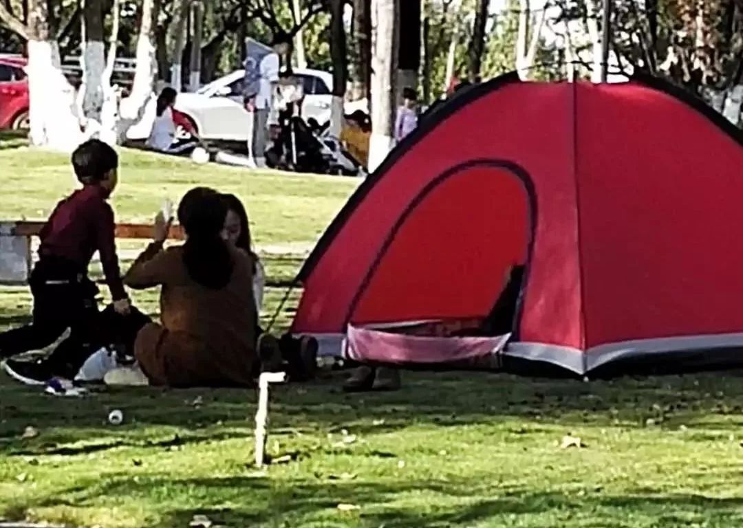 肩上挑着担子，脚下骑着电动车，晃晃悠悠的沿街叫卖，差点擦到车！