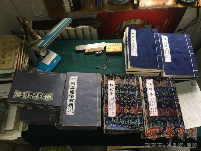 西安83岁“白发学童”13年间坚持用毛笔抄名著