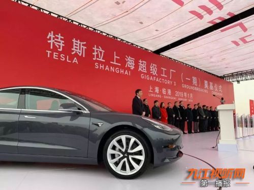 小轿车翻入桥下“四脚朝天”；奇葩零食你有“胆儿”吃吗？某餐馆推出独特菜肴“油炸空气”