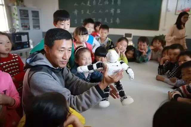 泪目87岁老校长,最感动80后校长