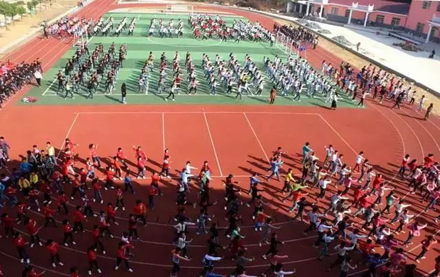 泪目87岁老校长,最感动80后校长