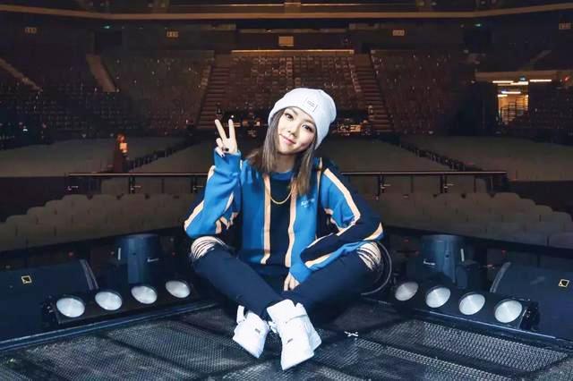 邓紫棋再次穿皮裤造型好霸气,邓紫棋皮裤穿搭图片