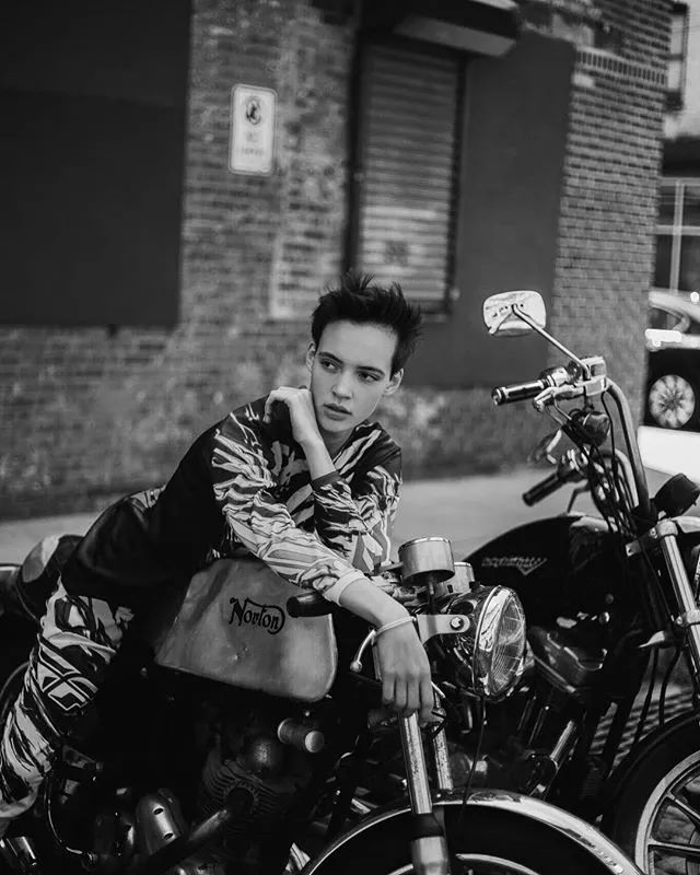 雌雄莫辨｜女孩的娇柔脸和男孩的身躯在TA身上同时出现……