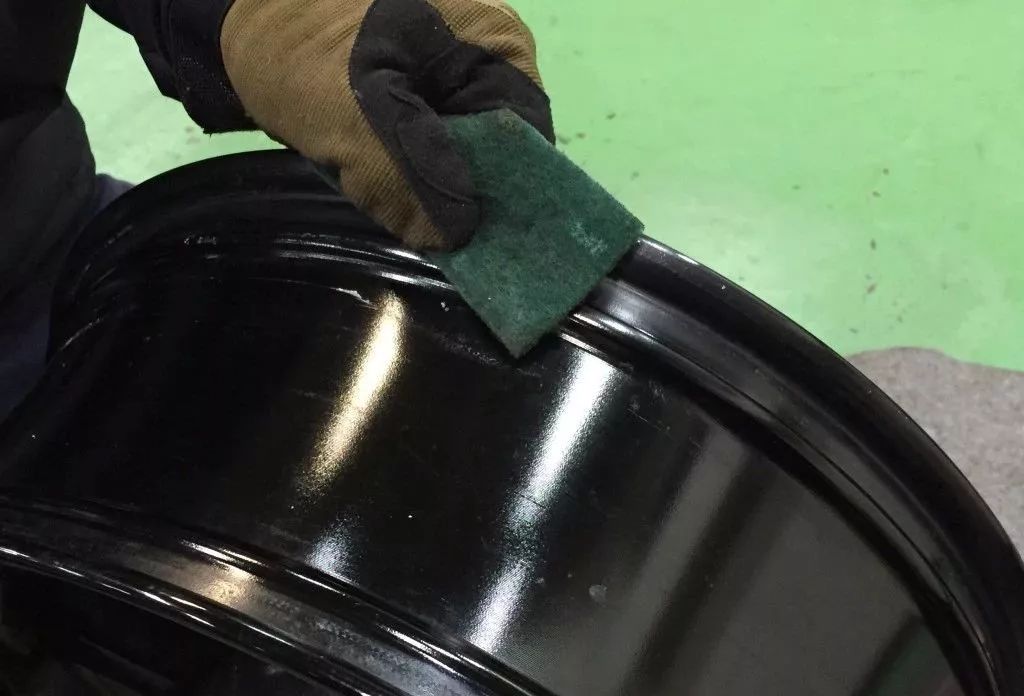 新手更换汽车轮胎的过程,新手换轮胎详细教程