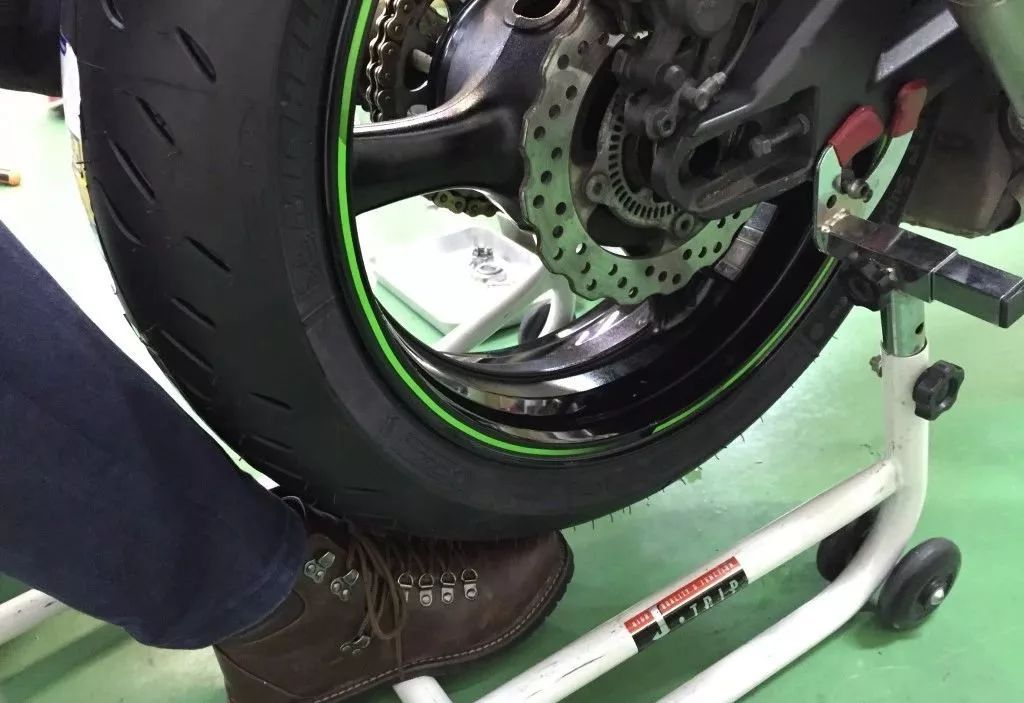 手把手教你换汽车轮胎,30秒教会你正确换轮胎步骤详解