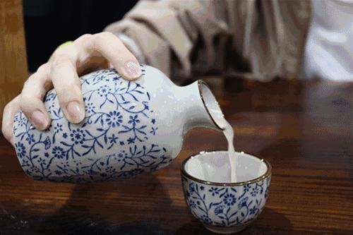 为什么酒混着汽水喝特别容易醉,为什么酒喝多了会不停喝