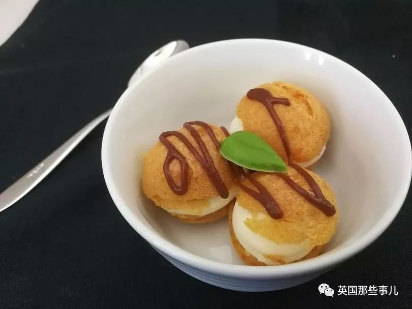 小哥带网友点评世界各地的飞机餐……壕无人性的卡塔尔果然10分