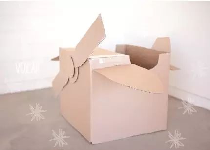 幼儿园教室立体大纸箱创意,用纸箱做教室可以让布娃娃住进去