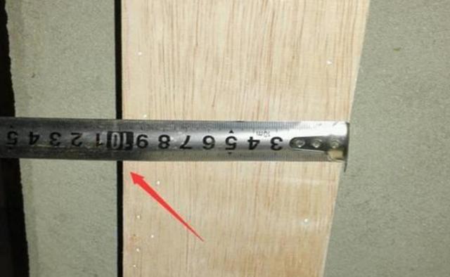 木工主动把门洞尺寸调整好，可安装师傅却说：他在自作聪明