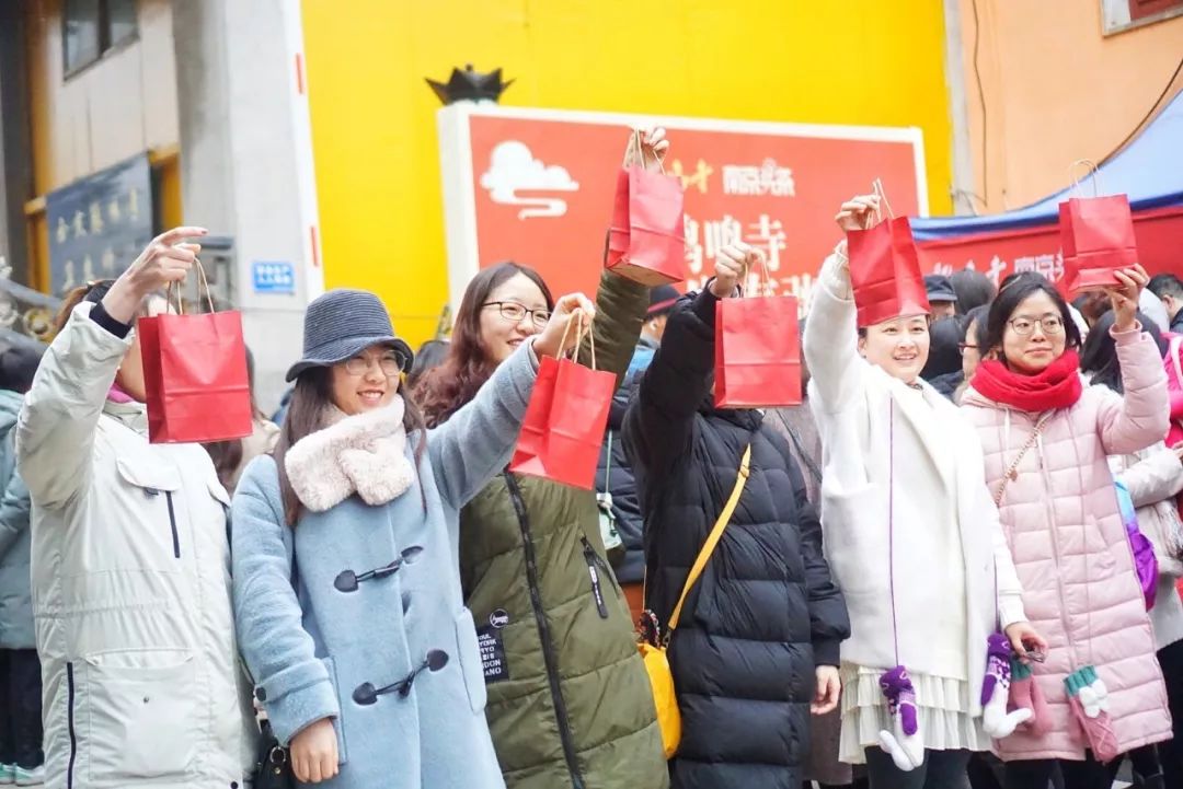 今天鸡鸣寺人还多么,今晚鸡鸣寺人多吗