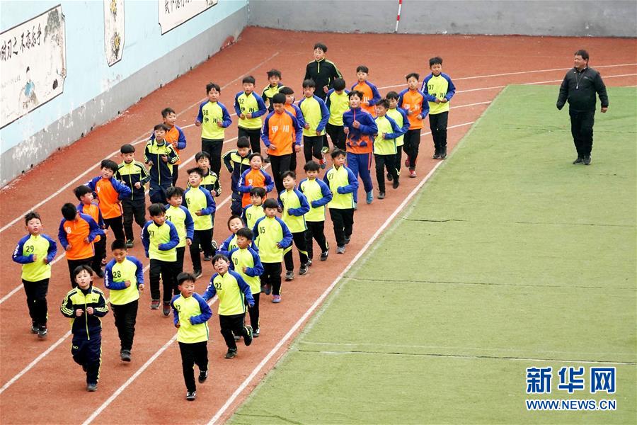 瘸腿的体育老师,瘸腿足球教练