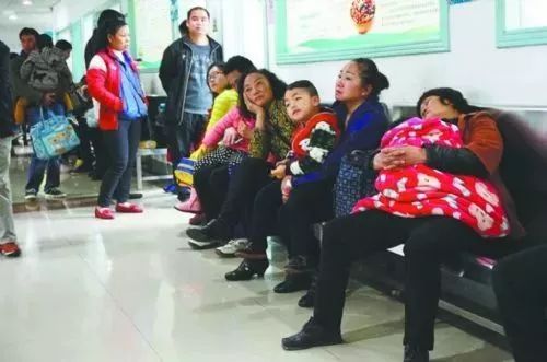 医院排队儿科爆满,儿科爆满候诊