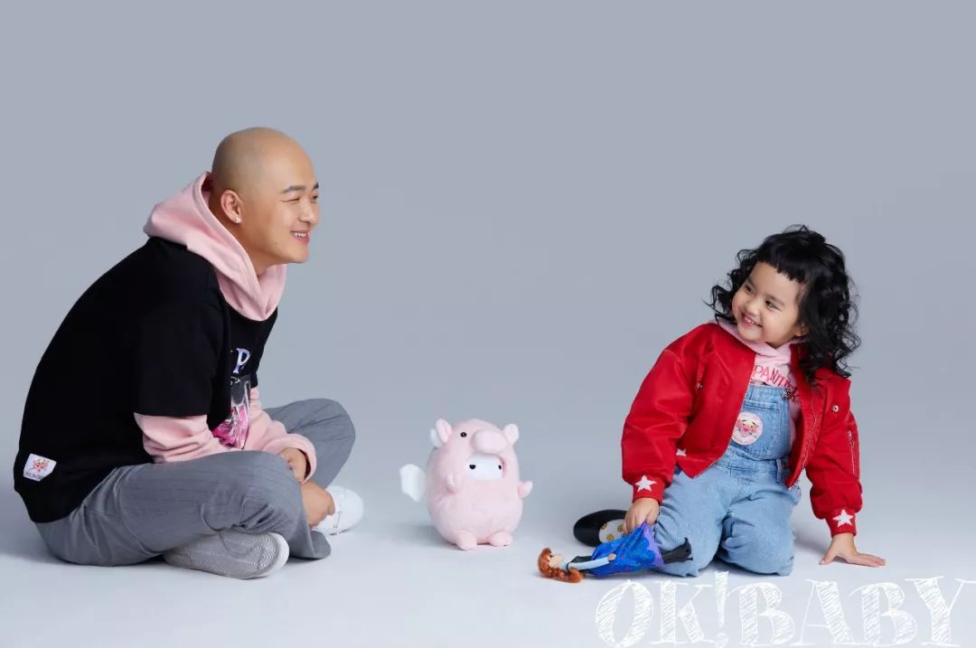 包饺子一家老小齐上阵,包饺子一家人聚在一起